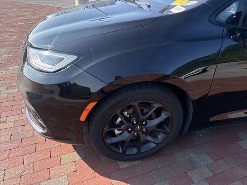 Used 2025 Chrysler Pacifica Limited FWD image 2