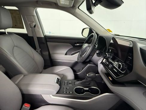 Used 2024 Toyota Highlander XLE image 49