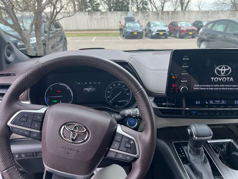 Used 2021 Toyota Sienna Platinum image 9