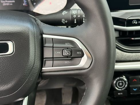 Used 2025 Jeep Compass Latitude AWD/4WD image 18