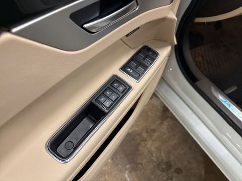 Used 2020 Jaguar XF Premium image 11