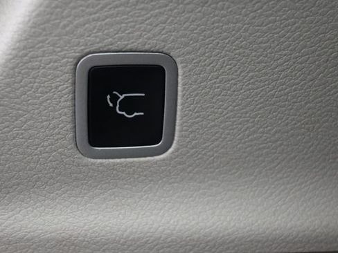 Used 2024 Chrysler Pacifica Limited FWD image 14