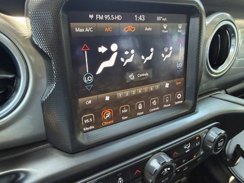 Used 2020 Jeep Gladiator Overland AWD/4WD image 4