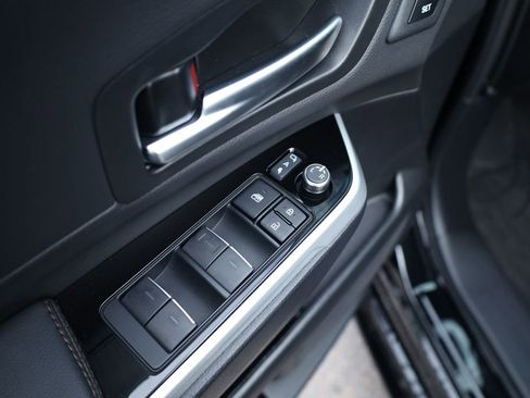 Used 2025 Toyota Sienna Platinum image 29