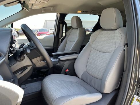 Used 2025 Toyota Sienna LE FWD image 22
