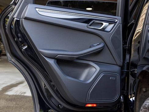 Certified 2025 Porsche Macan AWD/4WD image 41