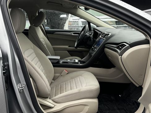 Used 2020 Ford Fusion SE image 9