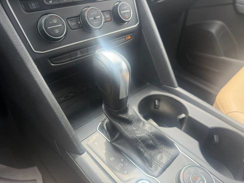 Used 2020 Volkswagen Atlas Cross Sport SE w/ Panoramic Sunroof Package AWD/4WD image 15