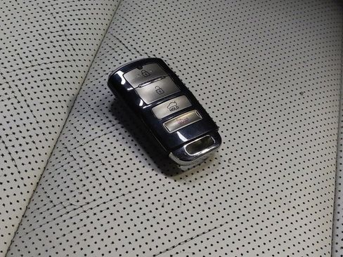 Used 2017 Kia Cadenza Limited image 32