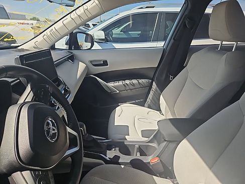 Used 2023 Toyota Corolla Cross LE w/ Moonroof Package image 5