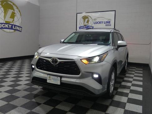 Used 2021 Toyota Highlander LE image 5