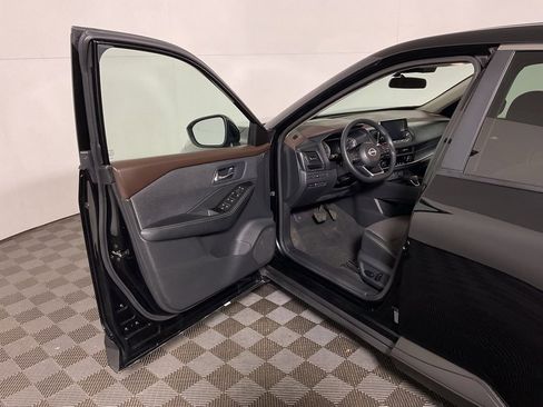 Used 2023 Nissan Rogue SV image 16