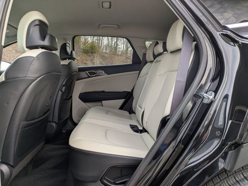 Used 2023 Kia Sportage EX image 9