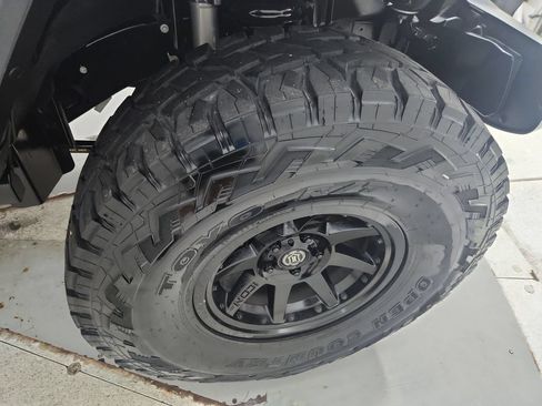 Used 2023 Jeep Wrangler Unlimited Rubicon w/ Cold Weather Group AWD/4WD image 38