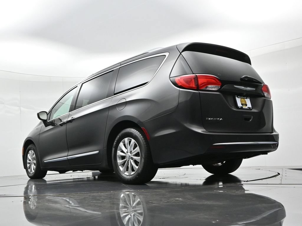 Used 2018 Chrysler Pacifica Touring-L FWD image 18