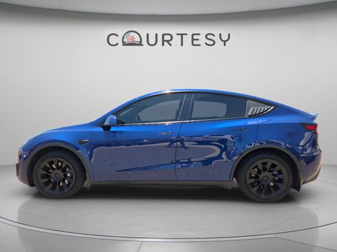 Used 2022 Tesla Model Y Long Range AWD/4WD image 2