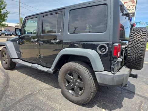 Used 2012 Jeep Wrangler Unlimited Rubicon w/ Dual Top Group AWD/4WD image 8