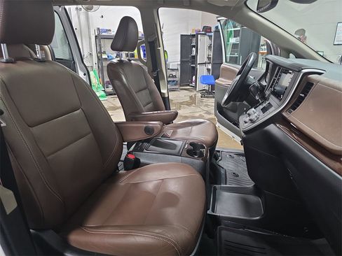 Used 2020 Toyota Sienna Limited Premium image 10