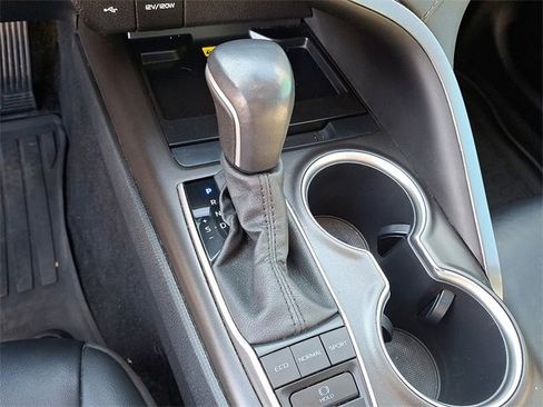 Used 2022 Toyota Camry XLE image 10