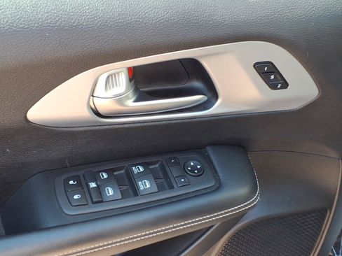 Used 2023 Chrysler Pacifica Touring-L w/ S Appearance Package FWD image 15