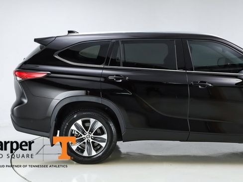 Used 2020 Toyota Highlander XLE AWD/4WD image 11