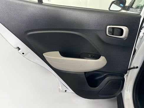 Used 2025 Hyundai Venue SEL image 26