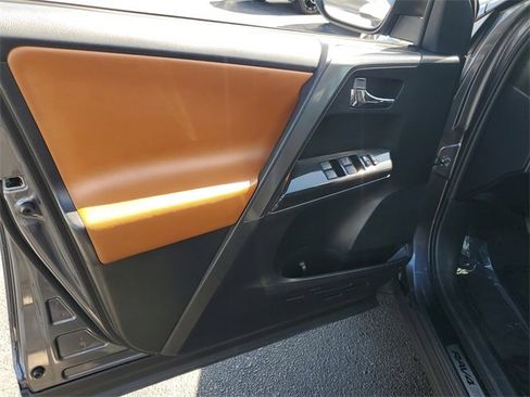 Used 2017 Toyota RAV4 SE image 13