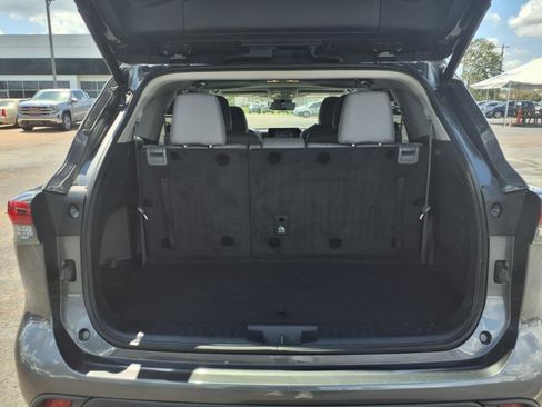 Used 2022 Toyota Highlander XLE image 5