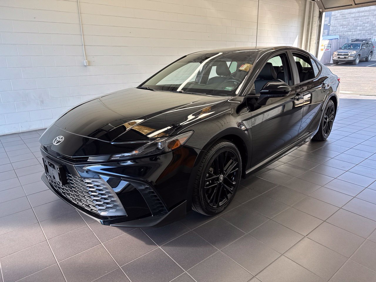 Used 2025 Toyota Camry SE w/ Convenience Package FWD image 4