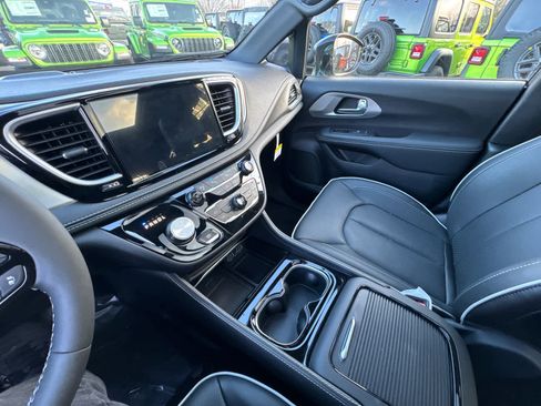New 2023 Chrysler Pacifica Limited w/ Uconnect Theater Family Group image 26