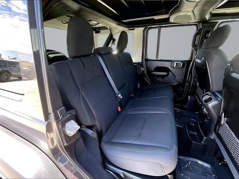 Used 2025 Jeep Wrangler Unlimited Rubicon 4xe w/ Convenience Group AWD/4WD image 18