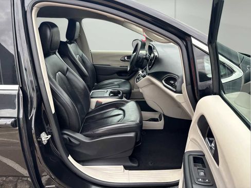 Used 2023 Chrysler Pacifica Touring-L image 17