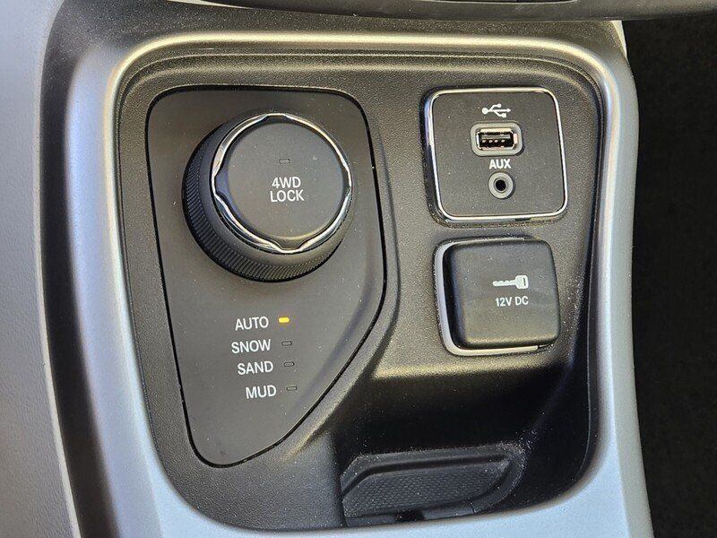 Used 2018 Jeep Compass Latitude w/ Popular Equipment Group AWD/4WD image 23