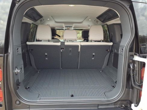 Used 2025 Land Rover Defender 110 X-Dynamic SE image 11