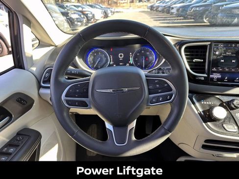 Used 2023 Chrysler Pacifica Touring-L image 18