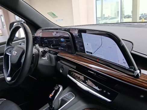 Used 2024 Cadillac Escalade Premium Luxury image 11