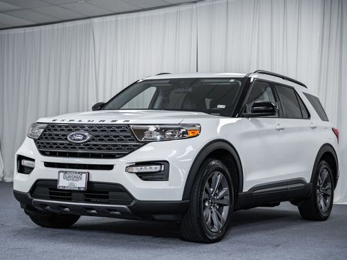 Certified 2022 Ford Explorer XLT w/ Equipment Group 202A image 3