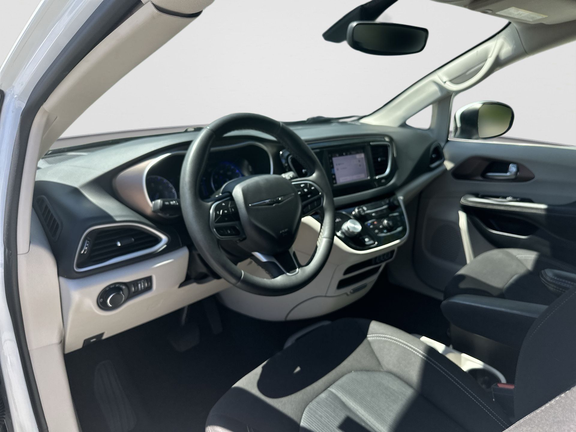Used 2023 Chrysler Voyager LX FWD image 10
