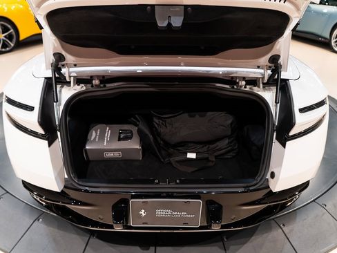 Used 2024 Aston Martin DB12 Convertible image 16