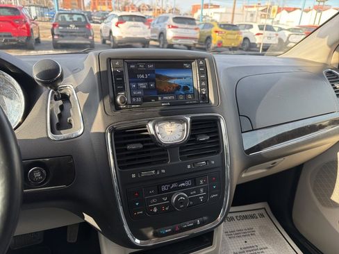 Used 2016 Chrysler Town & Country Touring-L image 24