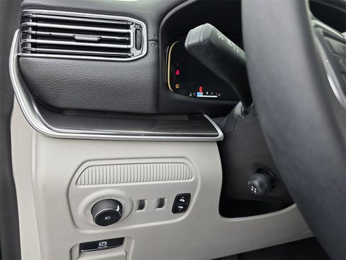 Used 2024 Jeep Wagoneer 4WD image 23