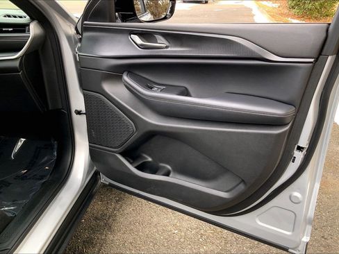 Certified 2025 Jeep Grand Cherokee Altitude image 17