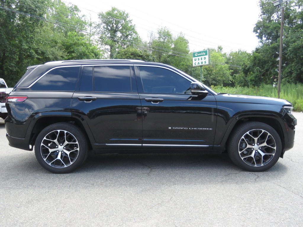 Used 2023 Jeep Grand Cherokee Summit AWD/4WD image 4