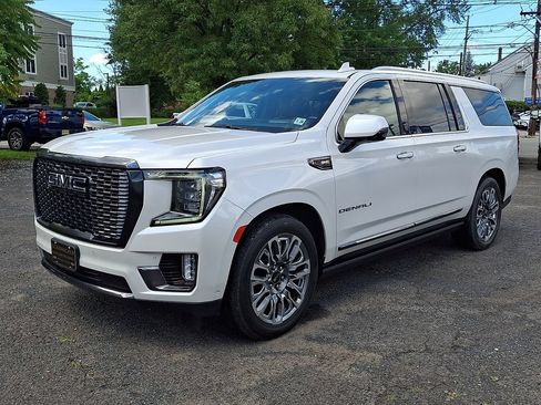 Used 2023 GMC Yukon XL Denali Ultimate AWD/4WD image 3