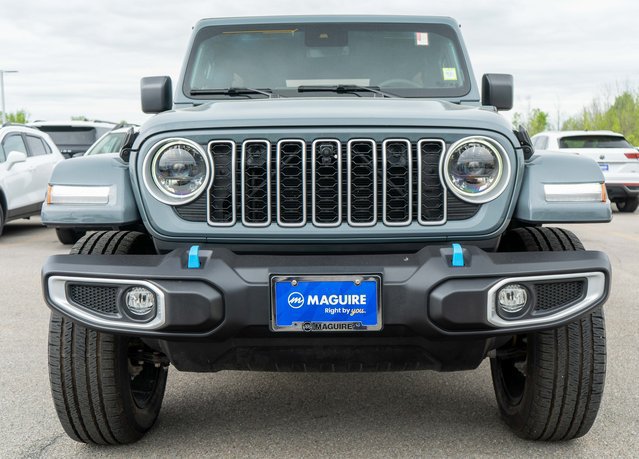 Used 2024 Jeep Wrangler Unlimited Sahara w/ Technology Group AWD/4WD image 3