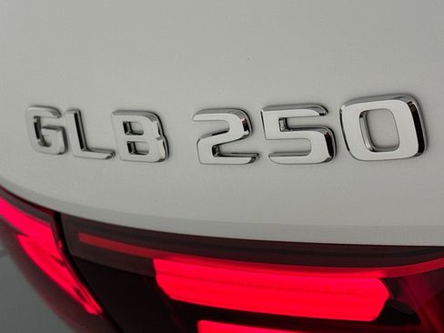 New 2026 Mercedes-Benz GLB 250 image 8