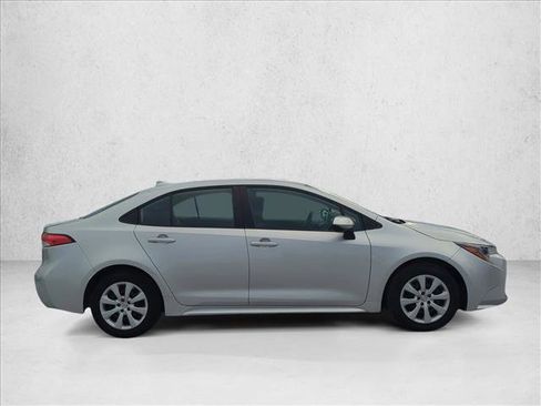 Used 2022 Toyota Corolla LE FWD image 4
