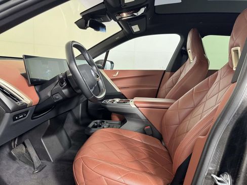 Used 2023 BMW iX xDrive50 w/ Sport Package AWD/4WD image 4