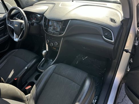 Used 2018 Chevrolet Trax LT w/ LT Convenience Package image 12