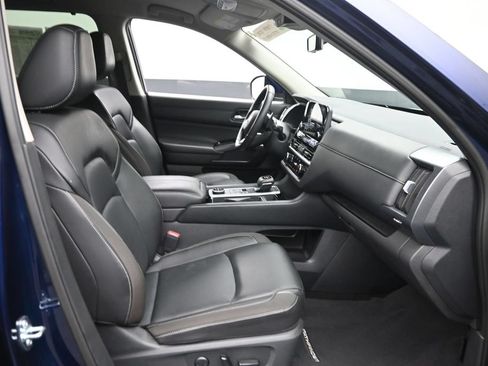 Used 2025 Nissan Pathfinder SL AWD/4WD image 9